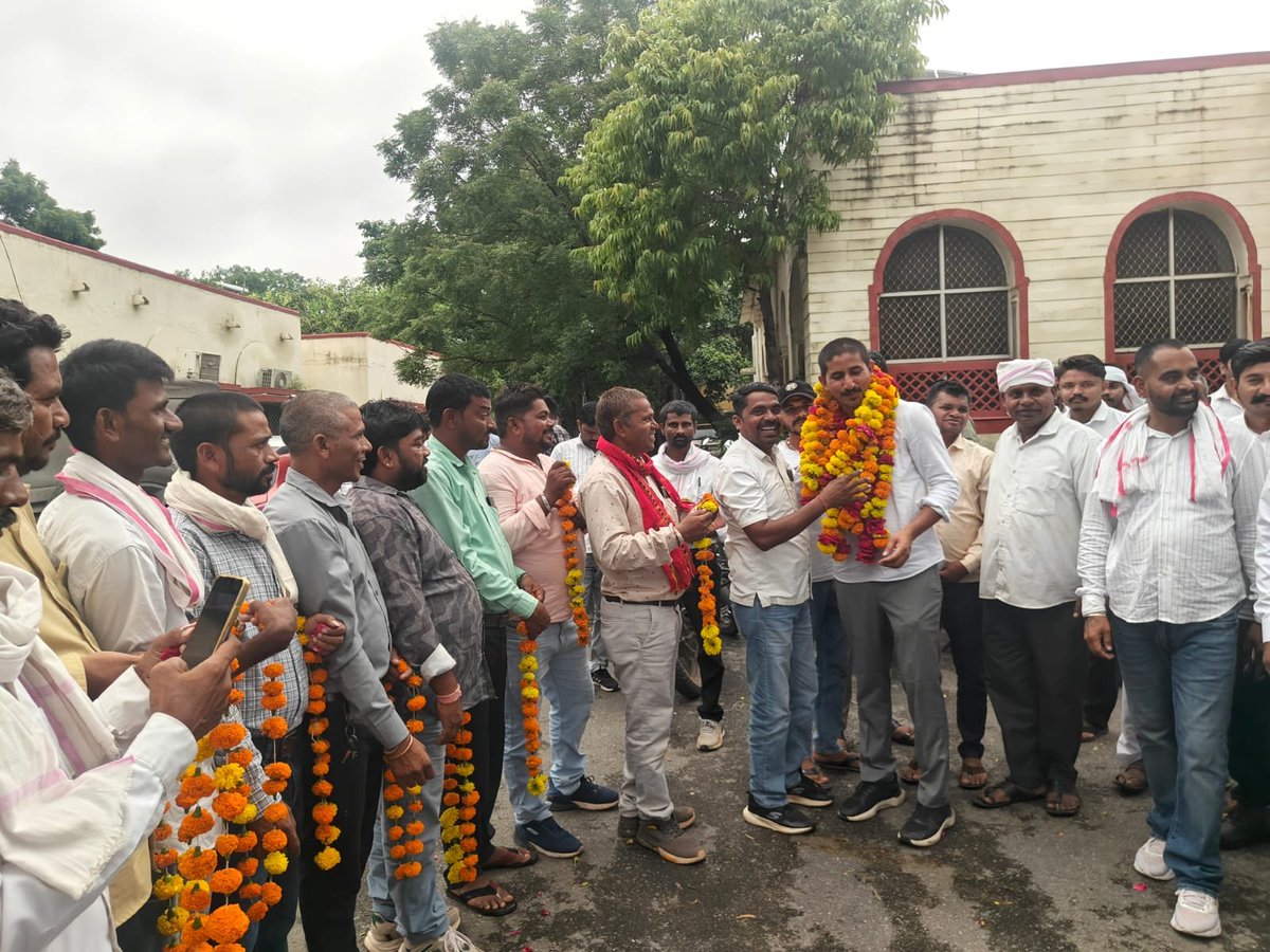 roat_mla's tweet photo. जिनेवा, स्विट्जरलैंड में संयुक्त राष्ट्र संघ (UN) द्वारा आयोजित सम्मेलन से लौटने पर भारत आदिवासी पार्टी के कार्यकर्ताओं व पार्टी पदाधिकारियों द्वारा भव्य स्वागत किया गया। इसके लिए आप सभी को दिल से धन्यवाद जोहार। https://t.co/QBpVhXMY7X