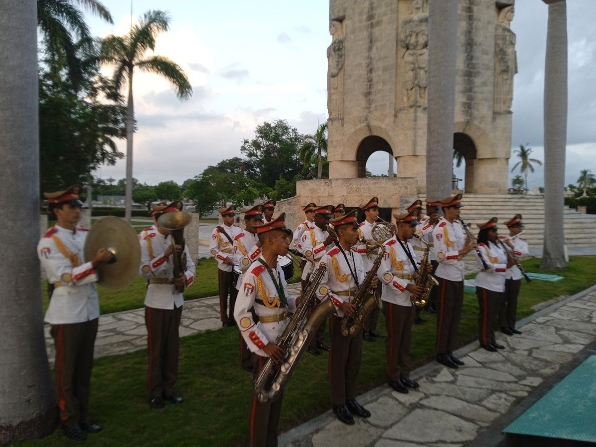 MINSAPCuba's tweet photo. 🇨🇺💐#RaúlEsRaúl  y @DiazCanelB dedicaron hoy ofrendas florales a los mártires del 26 de Julio en el 73 aniversario del asalto a los cuarteles Moncada y Céspedes. Honor y gloria eterna a quienes sembraron la semilla de la libertad.

#MiMoncadaEsLaPatria
 #100AñosConFidel https://t.co/LmfMYcPlQo