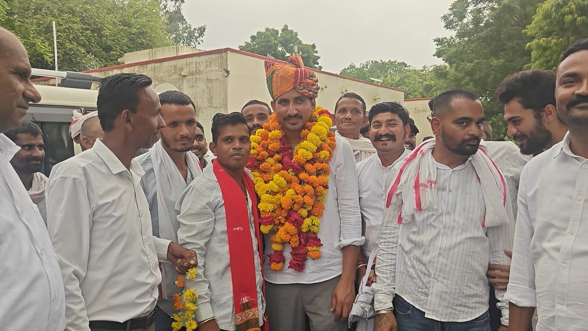 roat_mla's tweet photo. जिनेवा, स्विट्जरलैंड में संयुक्त राष्ट्र संघ (UN) द्वारा आयोजित सम्मेलन से लौटने पर भारत आदिवासी पार्टी के कार्यकर्ताओं व पार्टी पदाधिकारियों द्वारा भव्य स्वागत किया गया। इसके लिए आप सभी को दिल से धन्यवाद जोहार। https://t.co/QBpVhXMY7X
