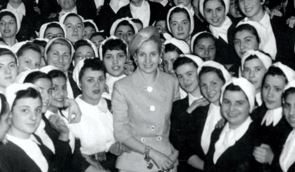 RossiAgustinOk's tweet photo. Cuentan que cuando murió Eva, Argentina se quedó sin flores.

Dicen que todas fueron a acompañarla, porque un pueblo entero salió a despedir a la mujer que le había enseñado que la justicia social podía tener rostro, voz y abrazo.

Y desde entonces, cada 26 de julio, las flores vuelven a nacer. Porque Evita nunca dejó de florecer en el corazón de su pueblo.