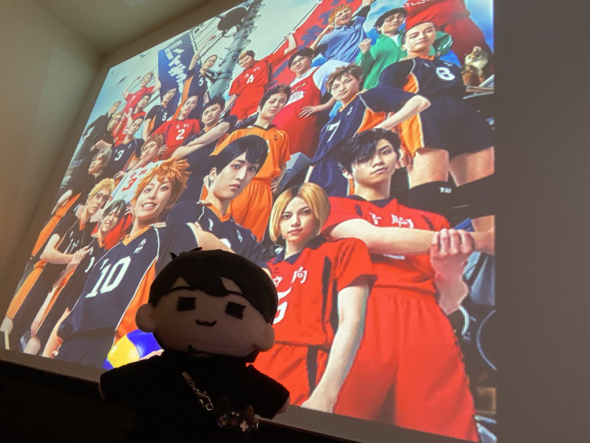 819riko_ibe's tweet photo. 恒例のいつメンたちと劇キュー鑑賞会！本日は「出逢い」全景！
烏野太鼓Tでの参加者がいたもんで、持参した麺棒をバチに見立てての演舞（嘘）やら、ﾌﾟﾛｼﾞｪｸﾄXリハやら同時進行も盛り沢山でしたがw
全景で見る試合シーンの息を呑む感じ、たまんないよね！🥹そして本当に目が足りないよね！😭 https://t.co/9OzaHudW8J