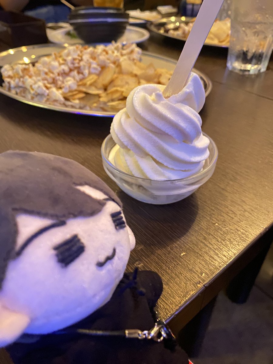 819riko_ibe's tweet photo. 恒例のいつメンたちと劇キュー鑑賞会！本日は「出逢い」全景！
烏野太鼓Tでの参加者がいたもんで、持参した麺棒をバチに見立てての演舞（嘘）やら、ﾌﾟﾛｼﾞｪｸﾄXリハやら同時進行も盛り沢山でしたがw
全景で見る試合シーンの息を呑む感じ、たまんないよね！🥹そして本当に目が足りないよね！😭 https://t.co/9OzaHudW8J