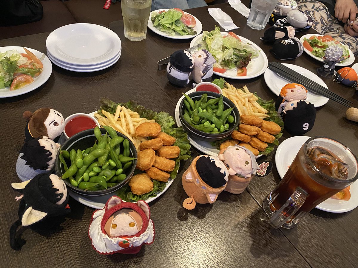 819riko_ibe's tweet photo. 恒例のいつメンたちと劇キュー鑑賞会！本日は「出逢い」全景！
烏野太鼓Tでの参加者がいたもんで、持参した麺棒をバチに見立てての演舞（嘘）やら、ﾌﾟﾛｼﾞｪｸﾄXリハやら同時進行も盛り沢山でしたがw
全景で見る試合シーンの息を呑む感じ、たまんないよね！🥹そして本当に目が足りないよね！😭 https://t.co/9OzaHudW8J