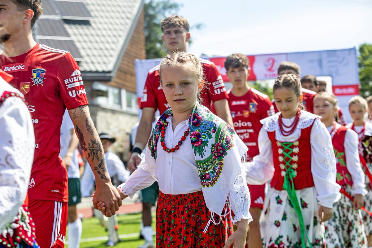 NKPPodhale's tweet photo. 🏔️💛💙❤️ Prawdziwie góralska inauguracja sezonu! 🤝

Dziękujemy małym Góralom i Góralkom za wyjątkową eskortę obu drużyn oraz wszystkim kibicom za stworzenie świetnej atmosfery na trybunach! 

Takie chwile pokazują, że Podhale to coś więcej niż piłka. ❤️⚽ https://t.co/wAJoruZGmr
