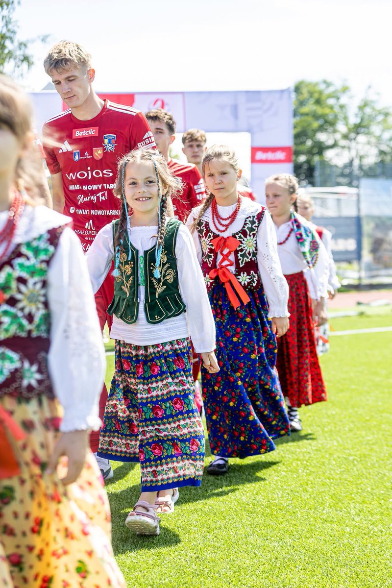 NKPPodhale's tweet photo. 🏔️💛💙❤️ Prawdziwie góralska inauguracja sezonu! 🤝

Dziękujemy małym Góralom i Góralkom za wyjątkową eskortę obu drużyn oraz wszystkim kibicom za stworzenie świetnej atmosfery na trybunach! 

Takie chwile pokazują, że Podhale to coś więcej niż piłka. ❤️⚽ https://t.co/wAJoruZGmr