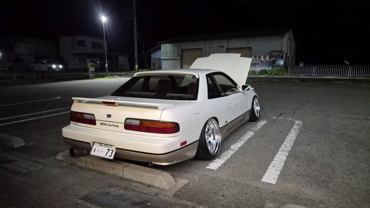 S13Hitoshilvia's tweet photo. そうそう、俺はこういうことが幸せなのよ、フラッと流してコンビニでたばこ吸いながら愛車を眺める。

何気なくも贅沢な時間。

エンジン止めたらバルク付近でジュルジュル言うてるけどエア噛みかな？

ガソリンも水も漏れてなさげ、最高 https://t.co/Fq8uN9T35Q