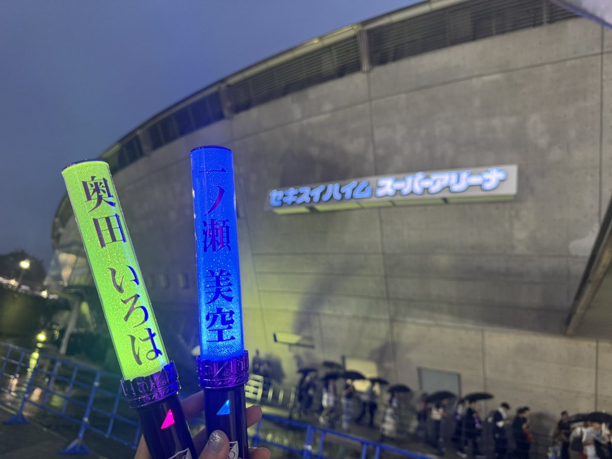 ssrs4869's tweet photo. 宮城DAY2参戦してきました！初のプレミアムシートはA−6の最前列‼︎
メンバー近すぎたし、レスもらいっぱなしで幸せでした💕
みーきゅんもいろはもたくさん見てくれて、最高だった〜

そして、夜食はなぎちゃんが宣伝していたナゲット食べます(15ピースは多いので5ピースで)

#真夏の全国ツアー2026 https://t.co/V5x4aNWxvP