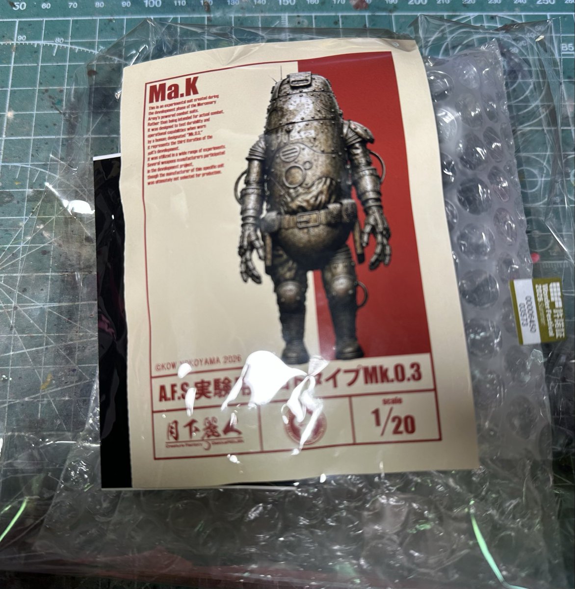 kzyas01's tweet photo. 夏wf戦利品紹介その1
まずはマシーネン関連。
tonericoさんでパワードスーツ買えたのはホント嬉しい。月下れいじんさんは初めて。
あんもさんのフィギュアはアニメより1/20で貴重なのさ。 https://t.co/UpogXRz2ho