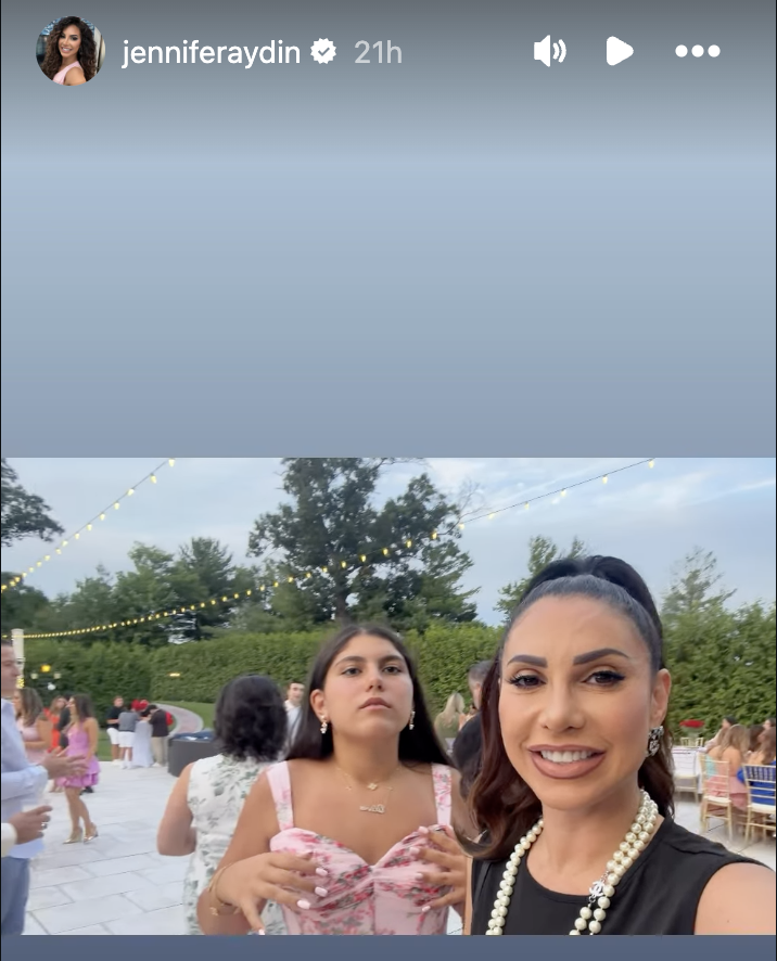 OMGPeopleareno1's tweet photo. #JenniferAydin still throwing those #RH level parties on her estate. That's her life, with or without the production company &amp; camera crew; that is a REAL HOUSEWIFE 👑 https://t.co/pUcx8iSDcS