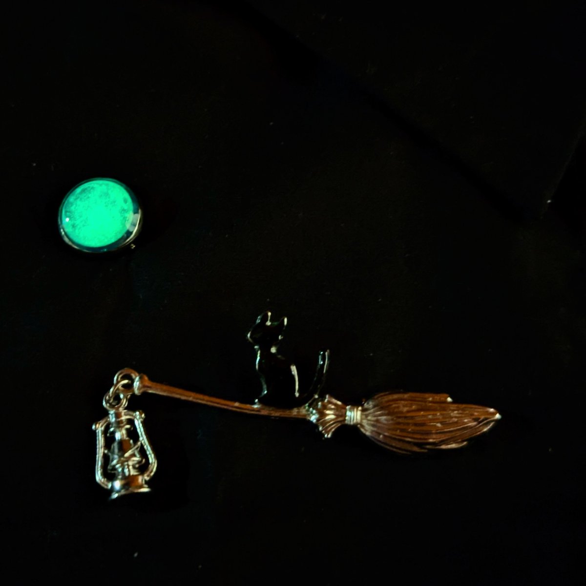 MarronTree's tweet photo. 思いついた時にワイ天才？！とかなる瞬間あるよね

猫の魔法使いがほうきに乗ったチャーム見つけて、これハットピンにしたいなぁ〜と思って試作してる時にピンときて

針を真横に刺さなきゃならない決まりはない！
って事でピンキャップに角度つけて配置

めっちゃエモいのできた！
ちゃんと蓄光！ https://t.co/Q5DeXvp5UP