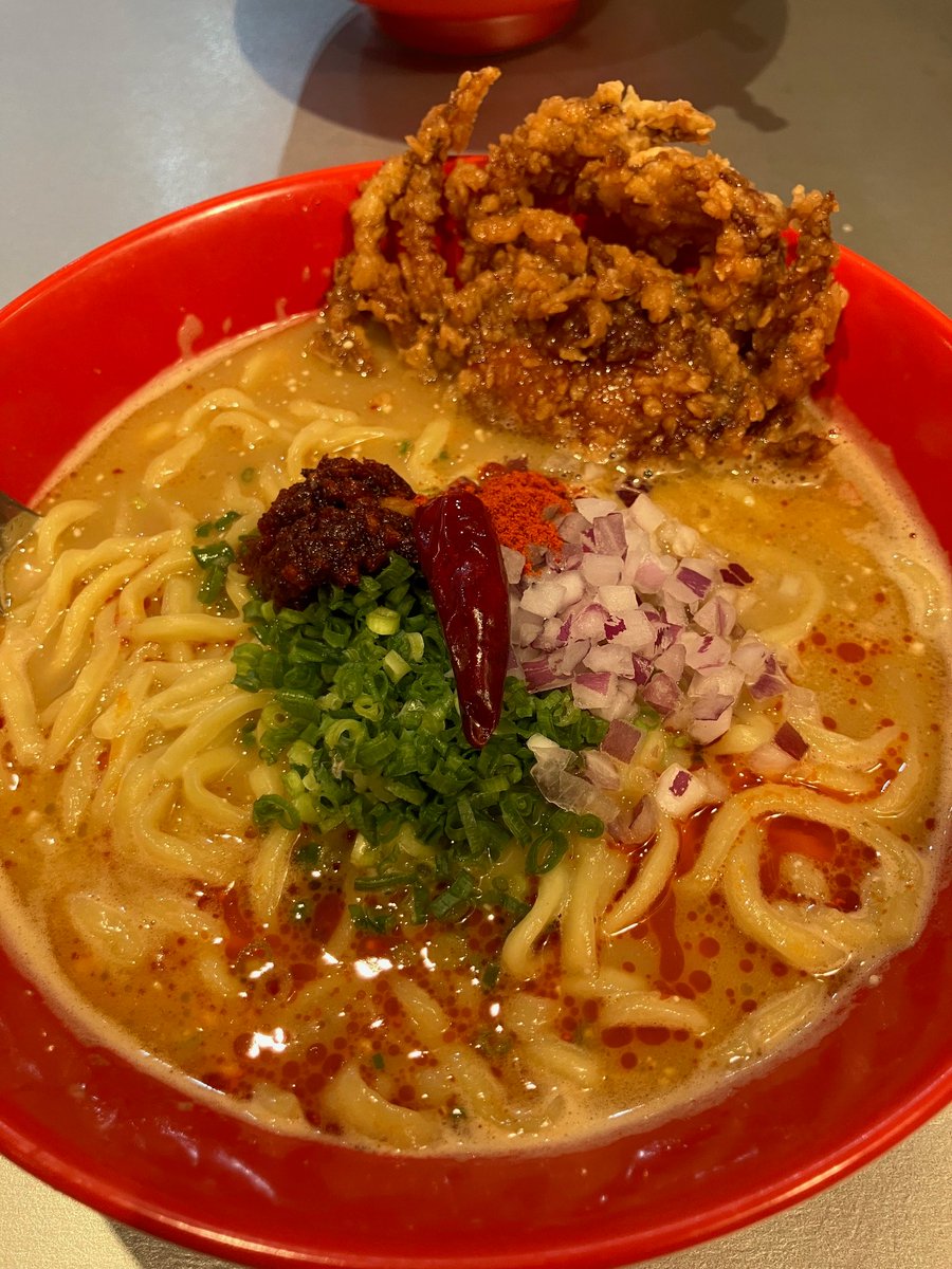 Ninja_Masuda's tweet photo. 昨日、東京に行っていたので、話題のコチラに友達と立ち寄り、前から食べたいと思っていた蟹ラーメンを食べてきました。おいしかった。蟹風味濃厚なスープ。そして殻を取らずに丸ごと齧りつける蟹（ソフトシェルクラブ）のフライが、ラーメンと合っていました。機会があったらまた行きたいですね。 https://t.co/eCjB3c2b2h