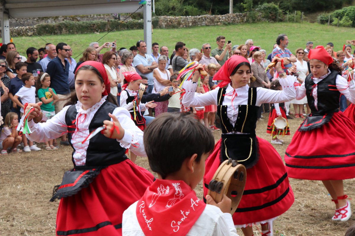 RozadioEs's tweet photo. 👏 ¡Bien bailaos esos picayos!

#FiestasRozadío #SantaAna2026 https://t.co/gZ8h3Tpid9