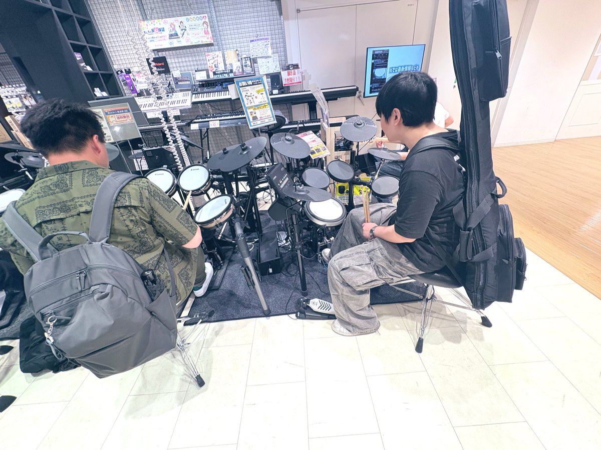 NoTitle0620's tweet photo. 7/25第4回OTONOWAセッション
参加してきました！
セッション後は楽器屋行ったり飲み行ったり
競馬で負けてる子もいました
 #オリジナルバンド #オリジナル曲 #音楽 #ムメイ  #OTONOWA #セッション会 https://t.co/XzVluOOYNc