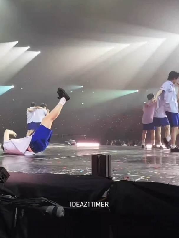 ilpinkkk99's tweet photo. รอบก่อนโดนน้องต่อย รอบนี้มันโดนน้องเตะตัดขา55555555555555555555555555555 แต่เฮียเขาเล่นใหญ่ทุกรอบแหละ เอาเหอะ แม่นุเอ(ชั้น)มีไรจะพูดมั้ย(ไม่😋)

#PHUTATCHAI 
#AAashirakorn 
#BUS_LIGHTASONE_D3 https://t.co/3QCL5n3LHZ