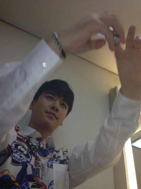 seung_bbang2's tweet photo. 힘들면 오빠부터 버려 https://t.co/rlMAWdlEB1
