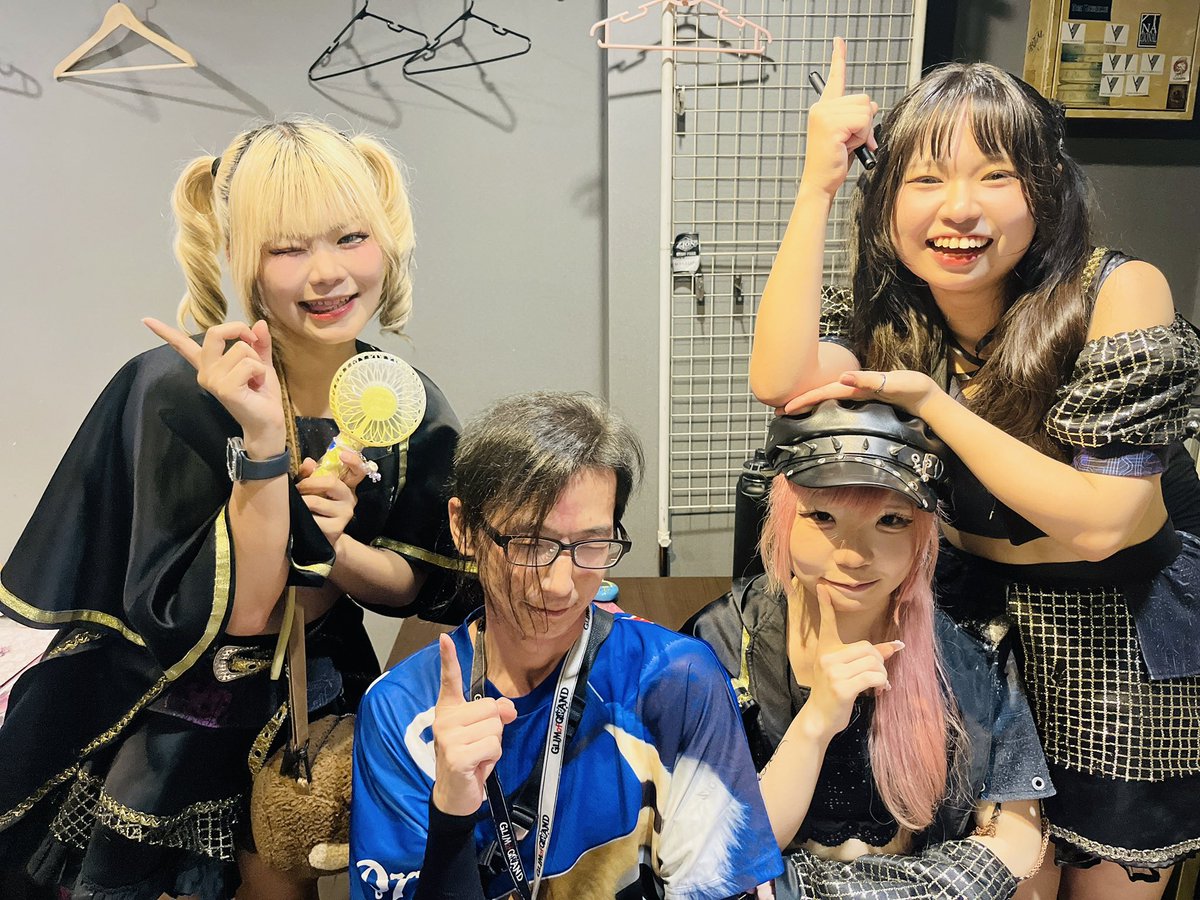 gulliver27's tweet photo. きょのﾊﾟﾗﾘｽ㌠
「"VIVA ZION" -ZION 22th ANNIVERSARY-」
開幕8bitはﾃﾝｱｹﾞありｶﾞｯﾃﾝ☝️ https://t.co/VWjA2mKU5h