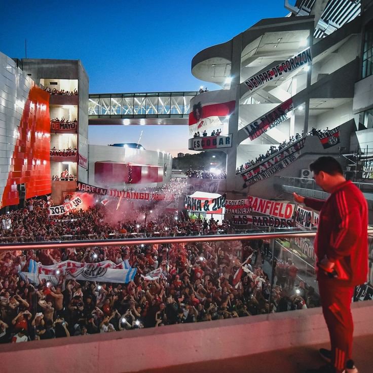 River_Corazon_x's tweet photo. HAY ALGO QUE SUPERA LO FUTBOLISTICO Y ES MAS GRAVE:

En River se está persiguiendo la libertad de expresión del socio y del hincha.
​Usar el derecho de admisión o amedrentar de forma individual a quien canta, se queja o critica a la dirigencia no es cuidar al club; es autoritarismo. Es querer tapar el sol con el dedo y transformar el Monumental en una platea de aplaudidores por la fuerza.
​El derecho de admisión se creó para sacar a los violentos del fútbol, no para acallar al socio que paga su cuota y exige explicaciones ante el desastre de gestión.

​📌 El club es de los socios, no de los dirigentes de turno.

📌 Exigir respeto, capacidad y resultados no te hace "menos hincha".

📌 Administrar un club gigante como River exige banca, temple y aceptar la crítica, no perseguir al que piensa distinto.

​Cuando a un dirigente le molesta la voz de su propia gente al punto de querer silenciarla, el problema ya no es solo de gestión: es de soberbia. River siempre fue gigante por su gente, y a la gente no se la calla.