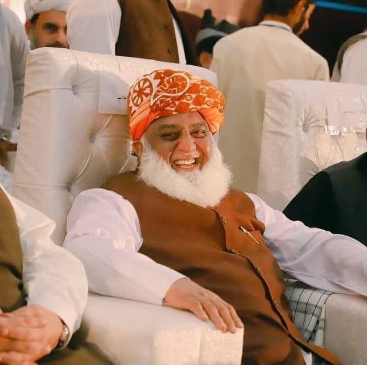 kpk_azad's tweet photo. جمعیت علماء اسلام ملک پاکستان کی وہ واحد سیاسی پارٹی ہے جو کسی بھی پل میں چمچوں کے سیاسی تخت کو الٹنے کا گر رکھتی ہے۔

#عوام_مولانا_کے_سنگ #حق_کی_آواز_جمعیت #نکے_دا_پروپیگنڈا #شہدابہانہ_خزانہ_نشانہ #ذخائر_کے_چور https://t.co/yBc4cVoMP3