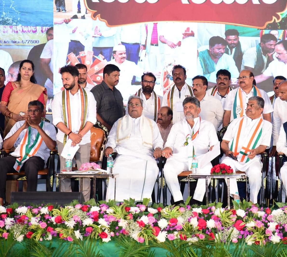 JarkiholiSatish's tweet photo. ಚಿತ್ರದುರ್ಗ ಜಿಲ್ಲೆಯ ಹಿರಿಯೂರಿನ ನೆಹರು ಮೈದಾನದಲ್ಲಿ ಆಯೋಜಿಸಲಾಗಿದ್ದ ಮಾಜಿ ಸಚಿವರು ಹಾಗೂ ನನ್ನ ಆತ್ಮೀಯರಾಗಿದ್ದ ದಿವಂಗತ ಶ್ರೀ ಡಿ. ಸುಧಾಕರ್ ಅವರ ಸ್ಮರಣಾರ್ಥ 'ನುಡಿನಮನ' ಕಾರ್ಯಕ್ರಮದಲ್ಲಿ ಭಾಗವಹಿಸಿ, ಅವರಿಗೆ ಭಾವಪೂರ್ಣ ನುಡಿನಮನ ಸಲ್ಲಿಸಿದೆ.

ಸಾರ್ವಜನಿಕ ಜೀವನದಲ್ಲಿ ಅವರ ಸರಳತೆ, ಜನಪರ ಕಾಳಜಿ ಹಾಗೂ ಅಭಿವೃದ್ಧಿಪರ ಚಿಂತನೆಗಳು ಸದಾ ಸ್ಮರಣೀಯ. ಸಮಾಜಸೇವೆಯ ಮೂಲಕ ಅವರು ಬಿಟ್ಟುಹೋದ ಆದರ್ಶಗಳು ಮತ್ತು ಮೌಲ್ಯಗಳು ಮುಂದಿನ ಪೀಳಿಗೆಗೂ ಸ್ಫೂರ್ತಿಯಾಗಲಿ ಎಂದು ಹಾರೈಸುತ್ತೇನೆ.

​ಕಾರ್ಯಕ್ರಮದಲ್ಲಿ ಸುಧಾಕರ್ ಅವರ ಕುಟುಂಬ ವರ್ಗದವರು, ಮುಖ್ಯಮಂತ್ರಿ ಶ್ರೀ ಡಿ.ಕೆ. ಶಿವಕುಮಾರ್, ನಿಕಟಪೂರ್ವ ಮುಖ್ಯಮಂತ್ರಿ ಶ್ರೀ ಸಿದ್ದರಾಮಯ್ಯ, ರಾಜ್ಯ ಸರ್ಕಾರದ ದೆಹಲಿ ವಿಶೇಷ ಪ್ರತಿನಿಧಿ ಡಾ. ಟಿ. ಬಿ. ಜಯಚಂದ್ರ ಸೇರಿದಂತೆ ಶಾಸಕ‌ ಮಿತ್ರರು  ಮತ್ತು ಜನಪ್ರತಿನಿಧಿಗಳು ಉಪಸ್ಥಿತರಿದ್ದು ಅಗಲಿದ ನಾಯಕನ ನೆನಪುಗಳನ್ನು ಹಂಚಿಕೊಂಡರು.

#satishjarkiholi #chitradurga #hiriyuru