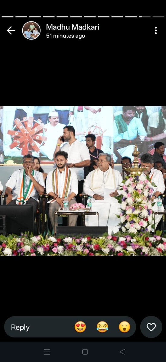 JarkiholiSatish's tweet photo. ಚಿತ್ರದುರ್ಗ ಜಿಲ್ಲೆಯ ಹಿರಿಯೂರಿನ ನೆಹರು ಮೈದಾನದಲ್ಲಿ ಆಯೋಜಿಸಲಾಗಿದ್ದ ಮಾಜಿ ಸಚಿವರು ಹಾಗೂ ನನ್ನ ಆತ್ಮೀಯರಾಗಿದ್ದ ದಿವಂಗತ ಶ್ರೀ ಡಿ. ಸುಧಾಕರ್ ಅವರ ಸ್ಮರಣಾರ್ಥ 'ನುಡಿನಮನ' ಕಾರ್ಯಕ್ರಮದಲ್ಲಿ ಭಾಗವಹಿಸಿ, ಅವರಿಗೆ ಭಾವಪೂರ್ಣ ನುಡಿನಮನ ಸಲ್ಲಿಸಿದೆ.

ಸಾರ್ವಜನಿಕ ಜೀವನದಲ್ಲಿ ಅವರ ಸರಳತೆ, ಜನಪರ ಕಾಳಜಿ ಹಾಗೂ ಅಭಿವೃದ್ಧಿಪರ ಚಿಂತನೆಗಳು ಸದಾ ಸ್ಮರಣೀಯ. ಸಮಾಜಸೇವೆಯ ಮೂಲಕ ಅವರು ಬಿಟ್ಟುಹೋದ ಆದರ್ಶಗಳು ಮತ್ತು ಮೌಲ್ಯಗಳು ಮುಂದಿನ ಪೀಳಿಗೆಗೂ ಸ್ಫೂರ್ತಿಯಾಗಲಿ ಎಂದು ಹಾರೈಸುತ್ತೇನೆ.

​ಕಾರ್ಯಕ್ರಮದಲ್ಲಿ ಸುಧಾಕರ್ ಅವರ ಕುಟುಂಬ ವರ್ಗದವರು, ಮುಖ್ಯಮಂತ್ರಿ ಶ್ರೀ ಡಿ.ಕೆ. ಶಿವಕುಮಾರ್, ನಿಕಟಪೂರ್ವ ಮುಖ್ಯಮಂತ್ರಿ ಶ್ರೀ ಸಿದ್ದರಾಮಯ್ಯ, ರಾಜ್ಯ ಸರ್ಕಾರದ ದೆಹಲಿ ವಿಶೇಷ ಪ್ರತಿನಿಧಿ ಡಾ. ಟಿ. ಬಿ. ಜಯಚಂದ್ರ ಸೇರಿದಂತೆ ಶಾಸಕ‌ ಮಿತ್ರರು  ಮತ್ತು ಜನಪ್ರತಿನಿಧಿಗಳು ಉಪಸ್ಥಿತರಿದ್ದು ಅಗಲಿದ ನಾಯಕನ ನೆನಪುಗಳನ್ನು ಹಂಚಿಕೊಂಡರು.

#satishjarkiholi #chitradurga #hiriyuru