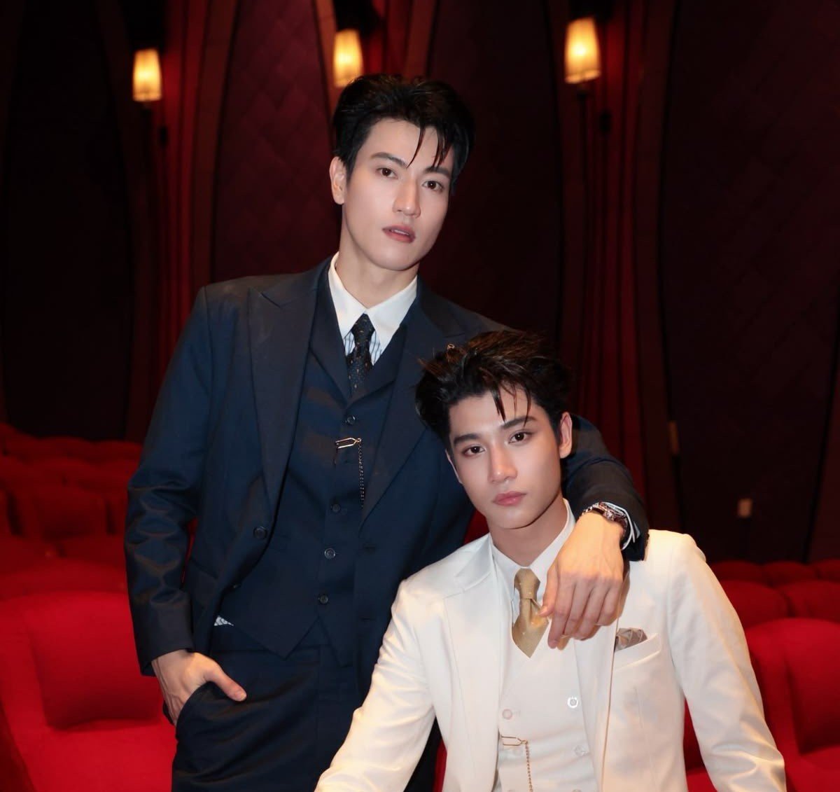 99Benyapa's tweet photo. นอกจากทักษะการแสดงอีกหนึ่งอย่างที่ตกคนดูอยู่หมัดคือหน้าตา 'ที่อยู่ในระดับเดียวกัน' มันคือการจับคนหน้าตาดีคนละแบบมาไว้คู่กันอะ เก้ทป้ะ คนนึงเครื่องหน้าชัด ติดหวานหน่อยๆ ตาเรียกแขก ตาอ้อน อีกคนหล่อตี๋ค่อนไปทางอินเตอร์ ผิวขาวหุ่นดี มีราศีดาราติดอยู่ที่หน้า ยืนคู่กันแล้วออร่าโหดสัด https://t.co/KgWTa3egLc
