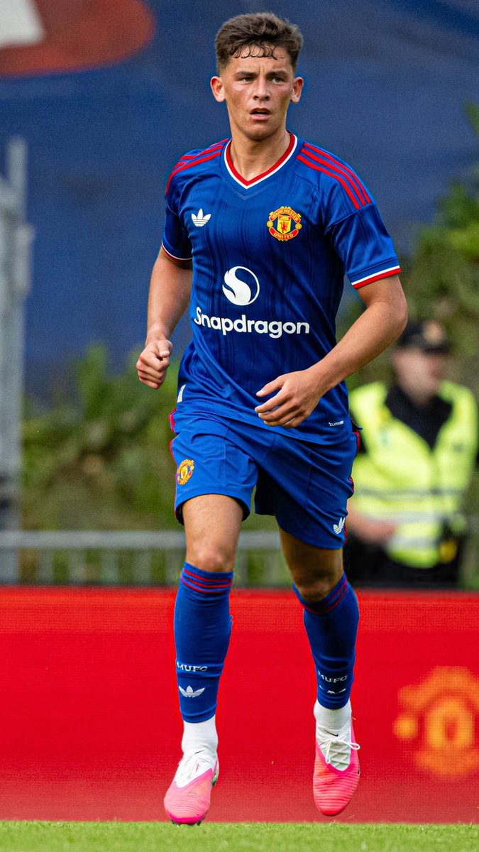 ManUnitedZone's tweet photo. 🚨 Manchester United plan to 𝗞𝗘𝗘𝗣 Shea Lacey in their first team squad for the first half of the season.

 [@samuelluckhurst] https://t.co/hBNOLTP7P2