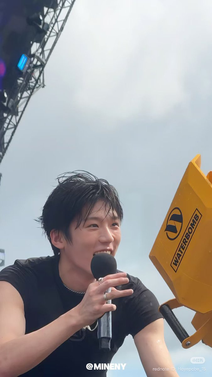 WAYFBOYSBRASIL's tweet photo. O sorriso do Ryan entrega tudo. Dá para ver o quanto ele estava feliz ! 🥹❤️

#WAYFBOYS #WAYFBOMB https://t.co/1yIhY3poJR