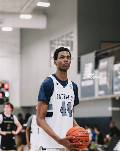 rodgerbohn's tweet photo. 7'1 '28 Mamadou Barry of Vianney HS(MO)helped self as much as anyone during Gateway Knights run to @NewBalanceHoops @P32League 16U Finals.Showed improved confidence,earned half dozen D1 offers.Massive threat at rim on both ends

More #P32 on @Ballislife

https://t.co/5lY1Zx1hWp https://t.co/g3x0pMefdA
