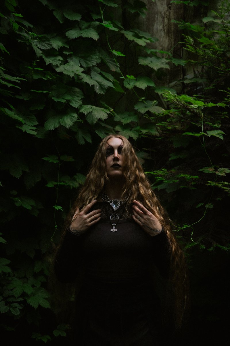 HULDER_OFFICIAL's tweet photo. 𝔄𝔪𝔲𝔩𝔢𝔱 𝔬𝔣 ℑ𝔪𝔪𝔬𝔯𝔱𝔞𝔩 𝔐𝔬𝔰𝔰
A cherished ritual adornment.
.
Handcrafted by CRANIUM COUTURE
.
.
.
Photography by MORBID VISIONS PHOTO
. https://t.co/zBUOh4KChT
