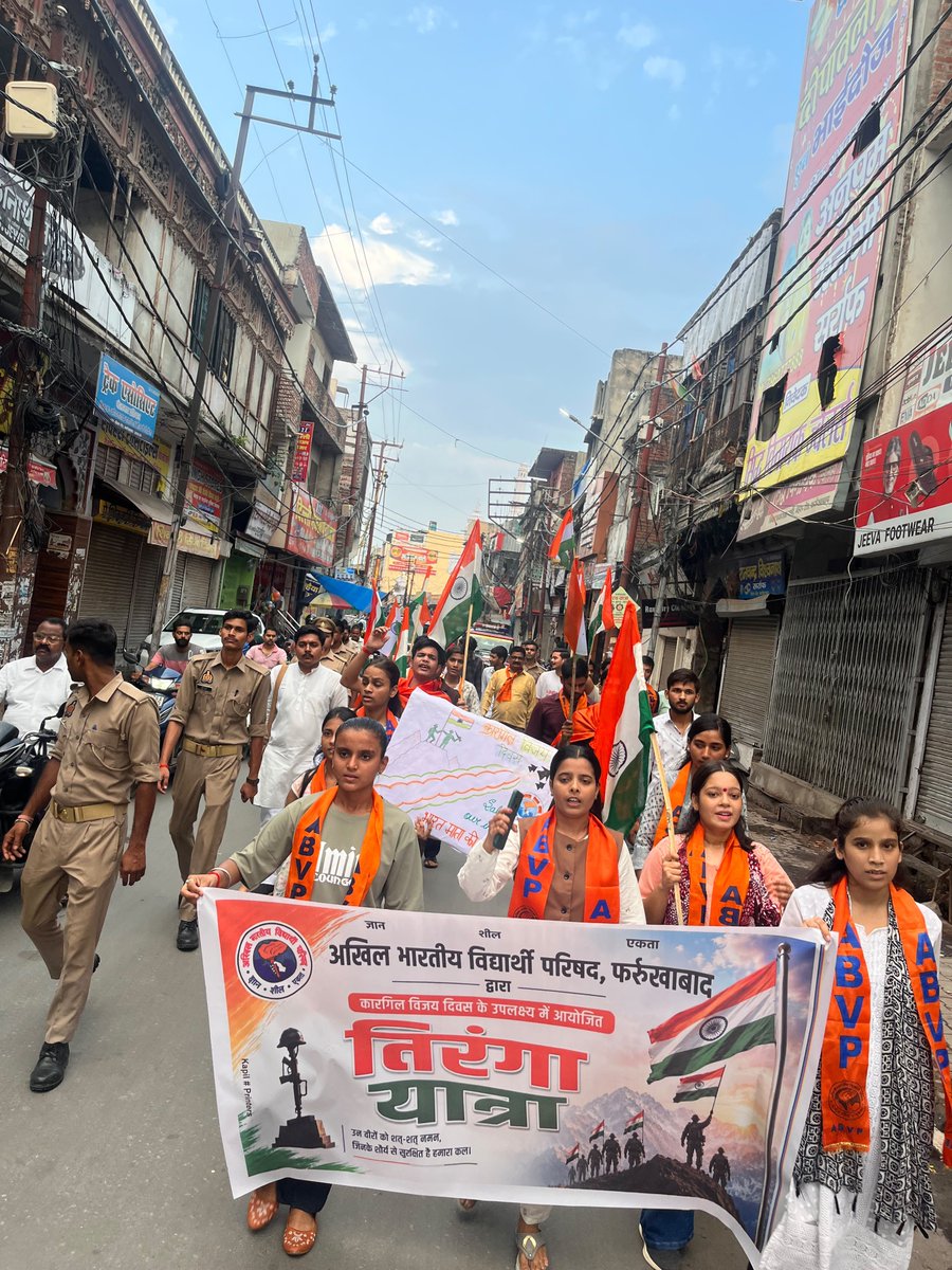 abvpforkanpur's tweet photo. अभाविप, फर्रुखाबाद जिले के कार्यकर्ताओं द्वारा भव्य तिरंगा यात्रा निकाल कर कारगिल के बलिदान वीरों को श्रद्धांजलि अर्पित की एवं राष्ट्र की रक्षा के लिए अपने प्राणों का सर्वोच्च बलिदान द��ने वाले वीर सैनिकों के अदम्य साहस, शौर्य और राष्ट्रभक्ति को शत् शत् नमन।

भारत माता की जय!🇮🇳 https://t.co/TYF158YNBe