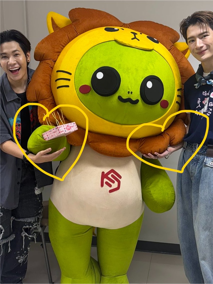 matchaperaya's tweet photo. ini small details yang lucu sih.. singto (kiri) megang bagian “kura kura” nya kingman, kit (kanan) megang bagian “singa” nya kingman HUHUHU KOK KALIAN LUCU BANGETSIHHH 🥹🥹🤏🏻🤏🏻 https://t.co/lJrM6Czvla