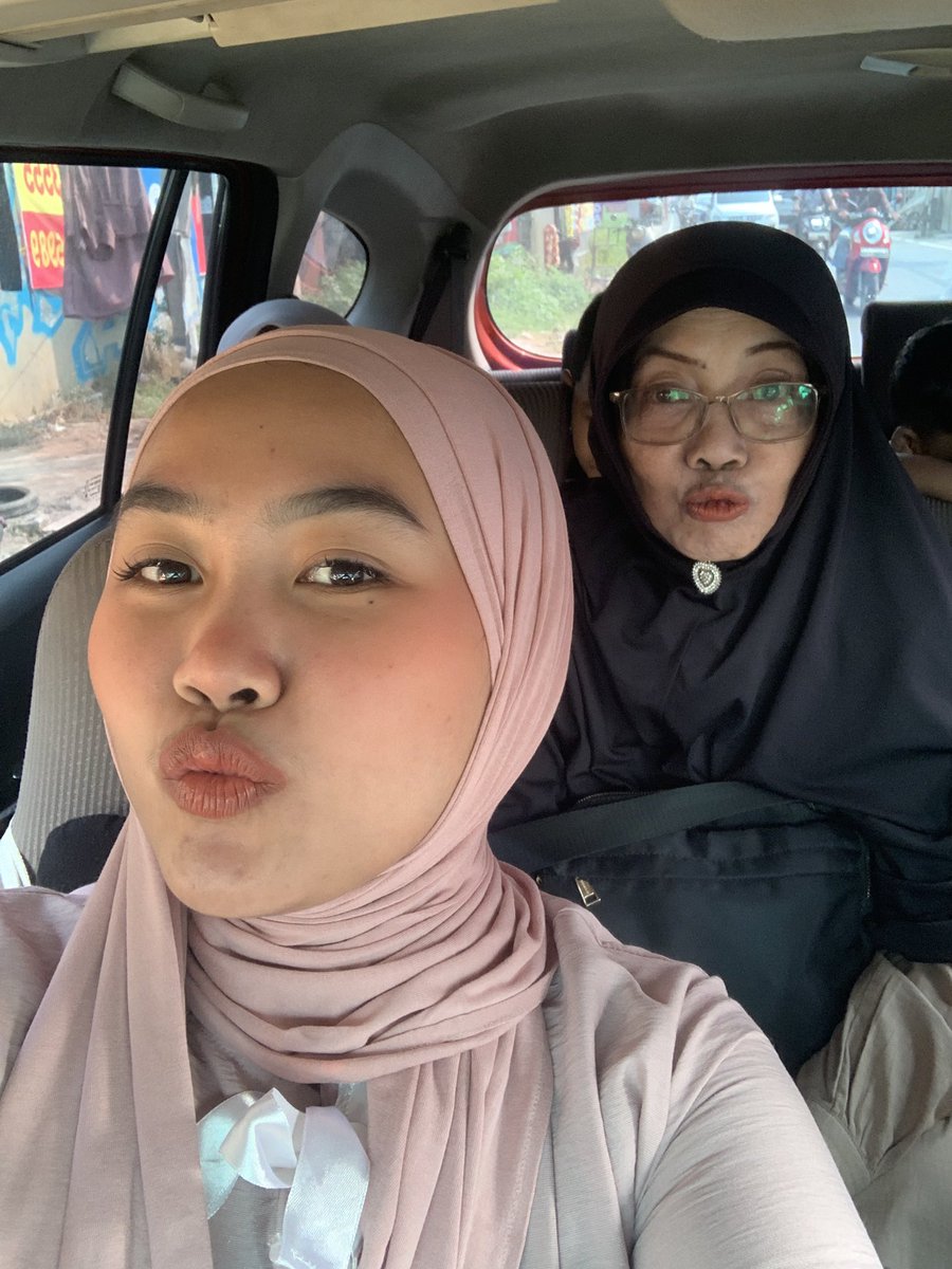 shasaayang's tweet photo. makeup simple versi shasa:
alis, blush on, n lippies https://t.co/XfaFdrt3Nx