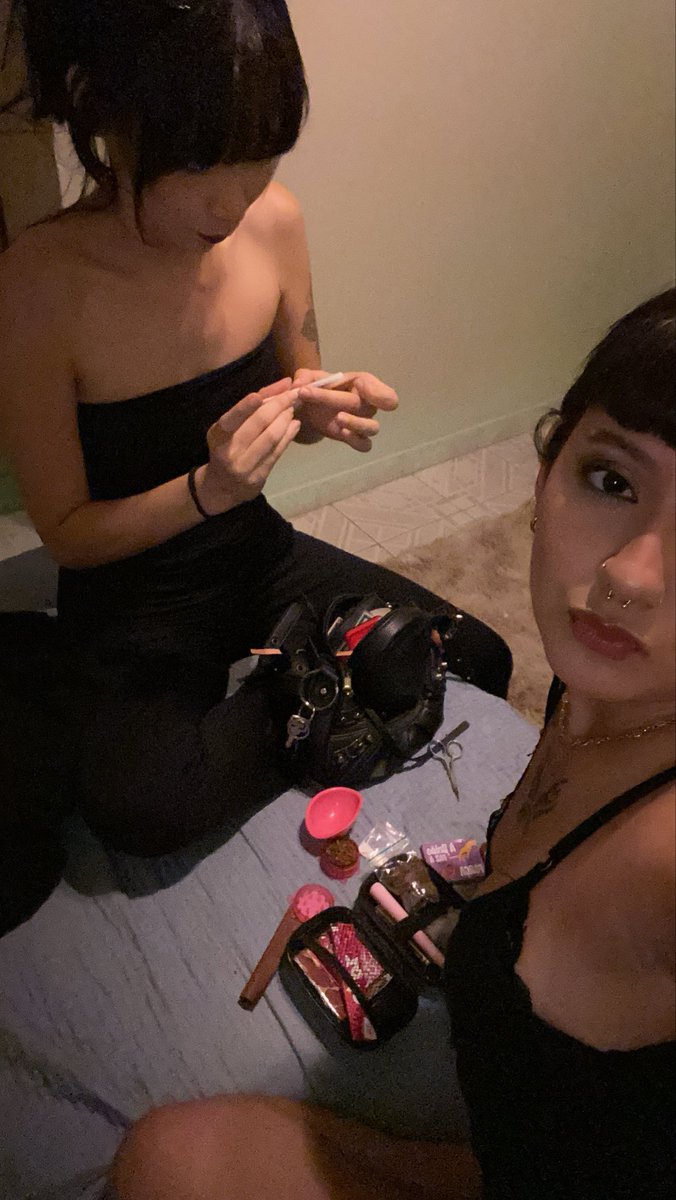 ecstluasy_'s tweet photo. a gente toda linda, aí quando senta em algum lugar já saca o kit https://t.co/jSDoExqSnG