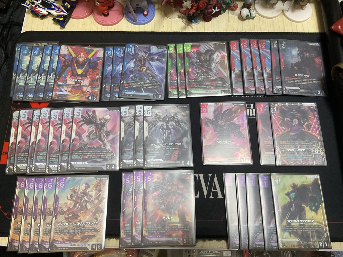 assaulttac's tweet photo. 最終的なLR系はこんな揃い方に

総パック数は238パックだから…10BOX分？

マスターガンダムが1枚…一方でシャイニング7枚w

ストフリ、ν、ウイングゼロはあと1枚ずつでokか

あとはAmazon産のBOX1箱とカスタムデッキ2箱が明日明後日来るからそれでどうなるか…

#ガンダムカードゲーム
#GCG 
#GD05 https://t.co/1DYAcfNF4D