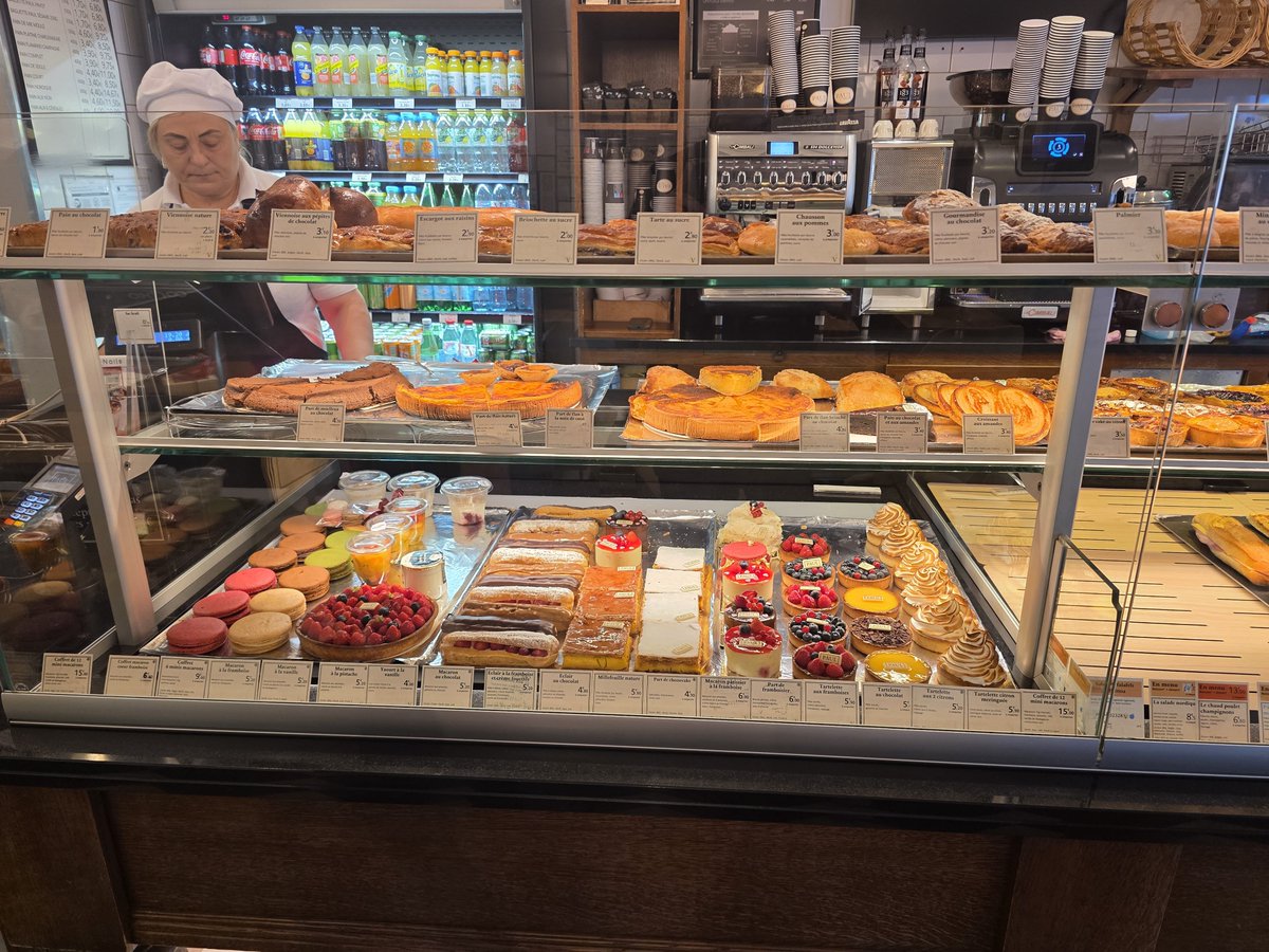 Matrym_gg's tweet photo. Had to hit up the bakery before leaving Paris. https://t.co/6tsRzcxRPm