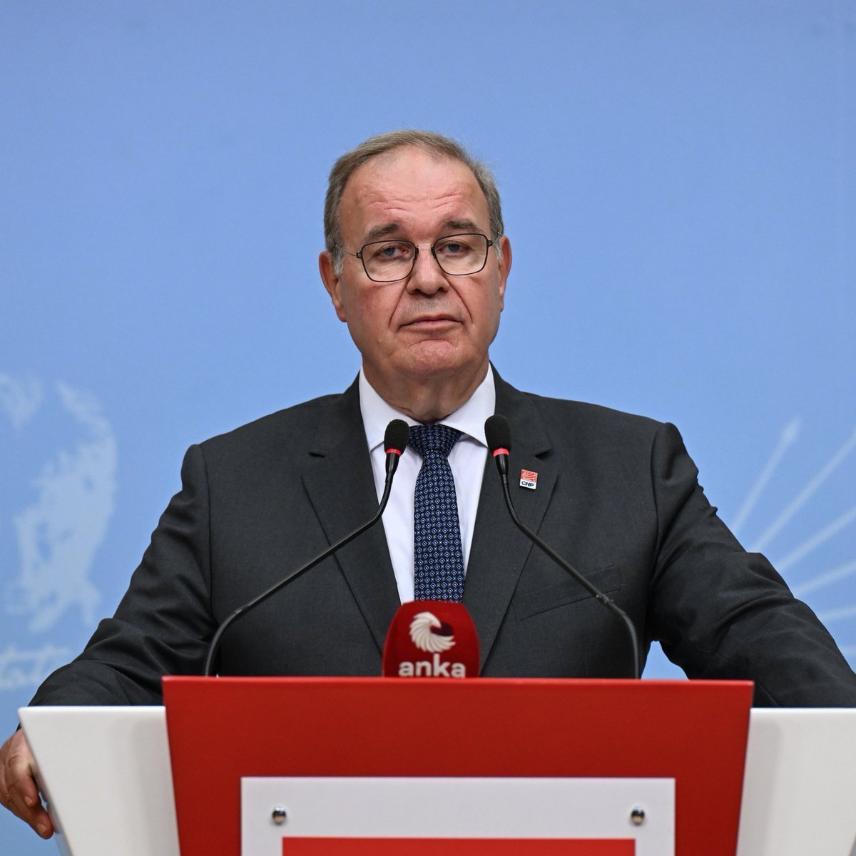 hatmedya's tweet photo. CHP’nin yeni grup başkanı Faik Öztrak oldu.

Dededen CHP'li Faik Öztrak 6 dönemdir, milletvekilliği yapıyor. https://t.co/8HltJ6G2P0