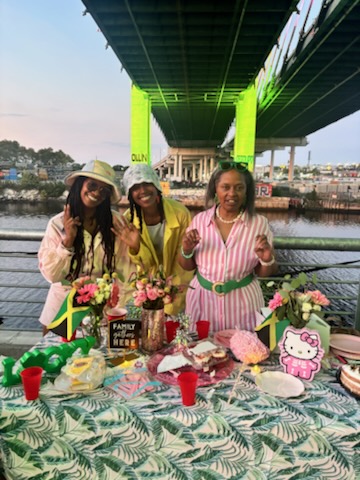 Insidersrad's tweet photo. HAPPY EARTHSTRONG  @KonjoCrochet 🎂🛍💫🥂🥁📣🍾🍈🥥 https://t.co/Aik9RKhL34