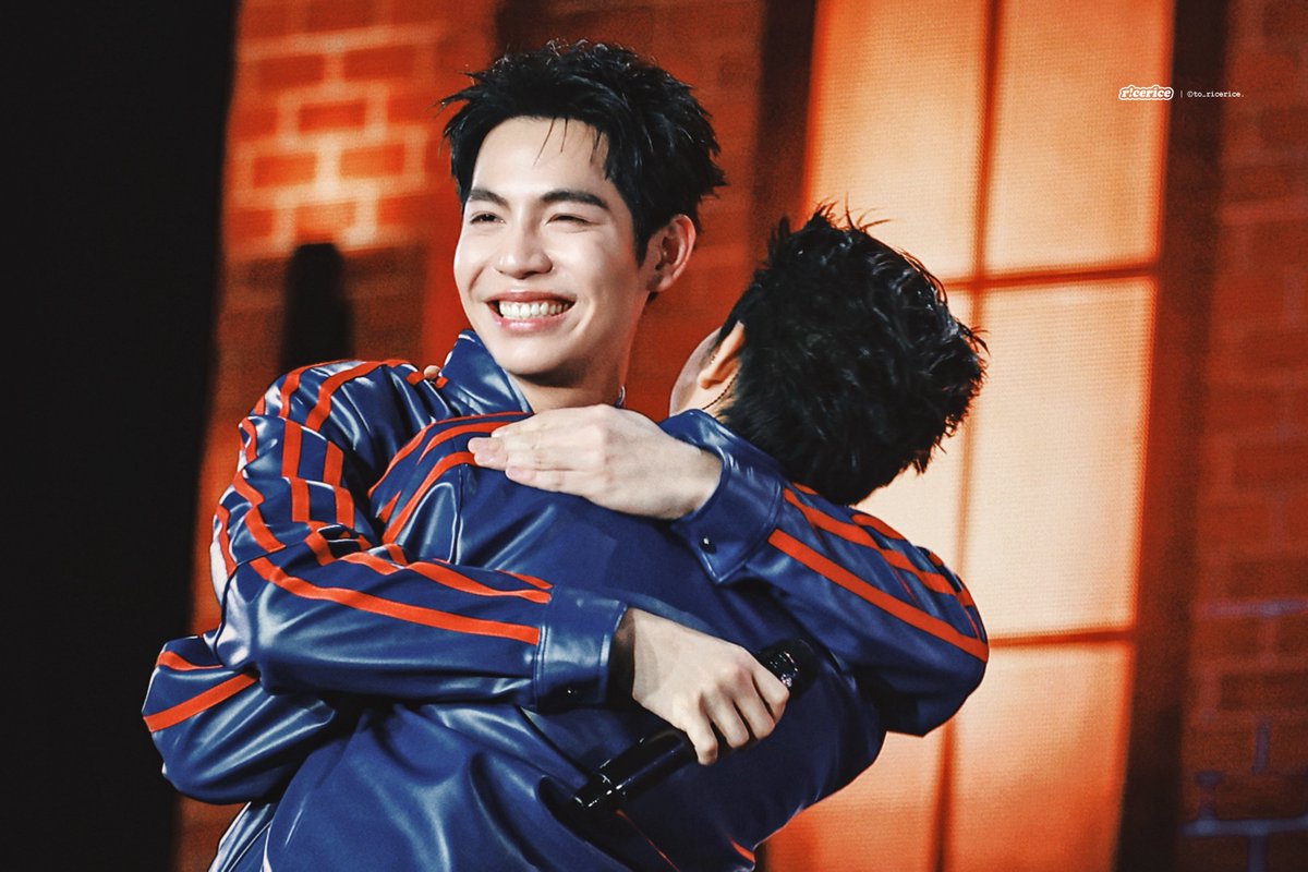 to_ricerice's tweet photo. 🫂🫳🏻🫳🏻

@Firstkpp @myktnw 

EMBPFK FEEL THE FUN TOGETHER
#FFFPartyConcert2026D2 
#FirstKhaotung #เฟิร์สข้าวตัง 
#Firstkanaphan #Khaotungg https://t.co/0Aolcixv9d