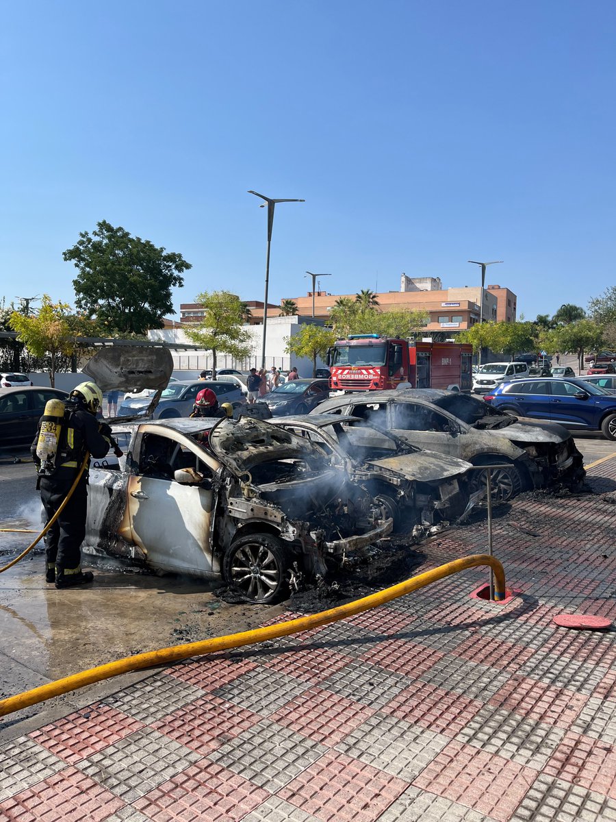 SPEISdeAljarafe's tweet photo. 10:47, la dotación de #MairenaDelAljarafe es activada por el #incendio de un vehículo eléctrico que afecta a los🚗 próximos en la Avd. Blas Infante de #Tomares.
Para extinguir el pack de baterías fue clave usar el FIREMAN ACCESS que algunas marcas facilitan.
#Bomberos #Aljarafe https://t.co/Fo042DFagu