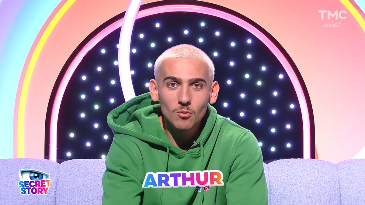 staracreact's tweet photo. Le gars était pas en mission. Juste il peut pas se voir Kurtis. J'admire le mouv 🤣 #SecretStory https://t.co/oKUUy1oc2i
