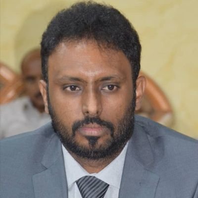 sam_alassani's tweet photo. .
🔴قاعدة التاريخ السياسي الثابتة : 

"كل من يراهن على السعودية خسران"

قائمة الحلفاء الذين غُدر بهم طويلة؛ من سعد الحريري الذي احتجز في الرياض، إلى هادي والشرعية الذين جردوا من قرارهم السيادي، وبعدها
الغدر بالمجلس الانتقالي الجنوبي، و وصولاً إلى ما حدث مؤخراً مع الشيخ عمرو بن حبريش رئيس حلف قبائل حضرموت ومنعه في منفذ الوديعة من العودة الى أرضه. الرياض تتخلى عن حلفائها عند أول منعطف للمصالح و تتركهم بلا مكتسبات سياسية أو ميدانية.

#السعوديه #حضرموت