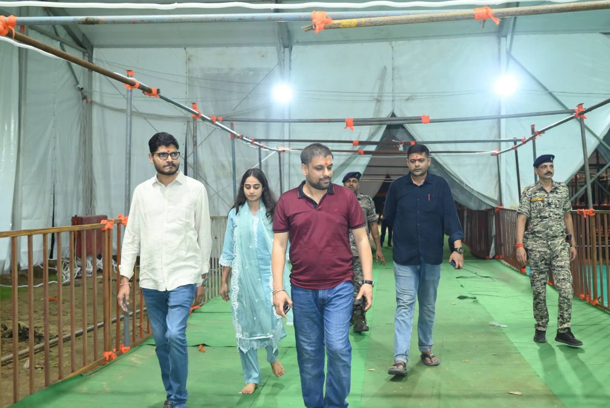 DCDeoghar's tweet photo. राजकीय श्रावणी मेला, 2026 के सफल संचालन, श्रद्धालुओं की सुविधा और सुरक्षा व्यवस्था को लेकर आज बाबा मंदिर के आसपास के क्षेत्रों के अलावा शिवराम झा चौक, जालसार पार्क, तिवारी चौक, बीएड कॉलेज और बरमसिया चौक आदि का निरीक्षण कर वस्तुस्थिति का जायजा लिया।
@JharkhandCMO https://t.co/CFDFqTYaQr