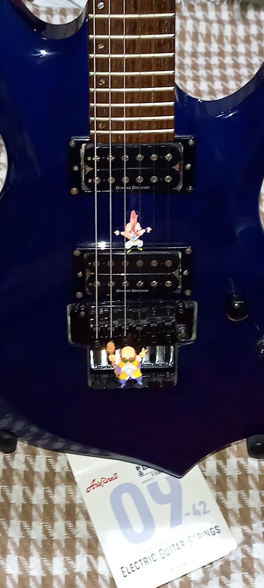 OsaRuji's tweet photo. もたもたと🤣🎶、ようやく弦を張り終えましたよ🎸🤗 https://t.co/4sAmNowpMY