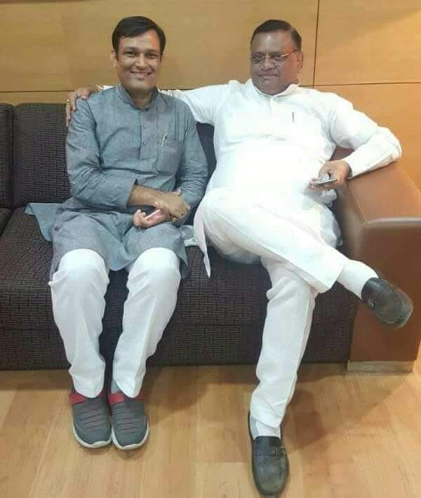 VipinSharma_JPR's tweet photo. आदरणीय श्री अविनाश पांडे जी, राष्ट्रीय महामंत्री, अखिल भारतीय कांग्रेस कमेटी को जन्मदिवस की हार्दिक शुभकामनाएँ। आपके सान्निध्य में कार्य करते हुए संघर्ष, सेवा, अनुशासन, संगठन के प्रति समर्पण जैसे कई उदाहरण सीखने को मिले..❤️🥰🙏 https://t.co/Lqw07HCB91