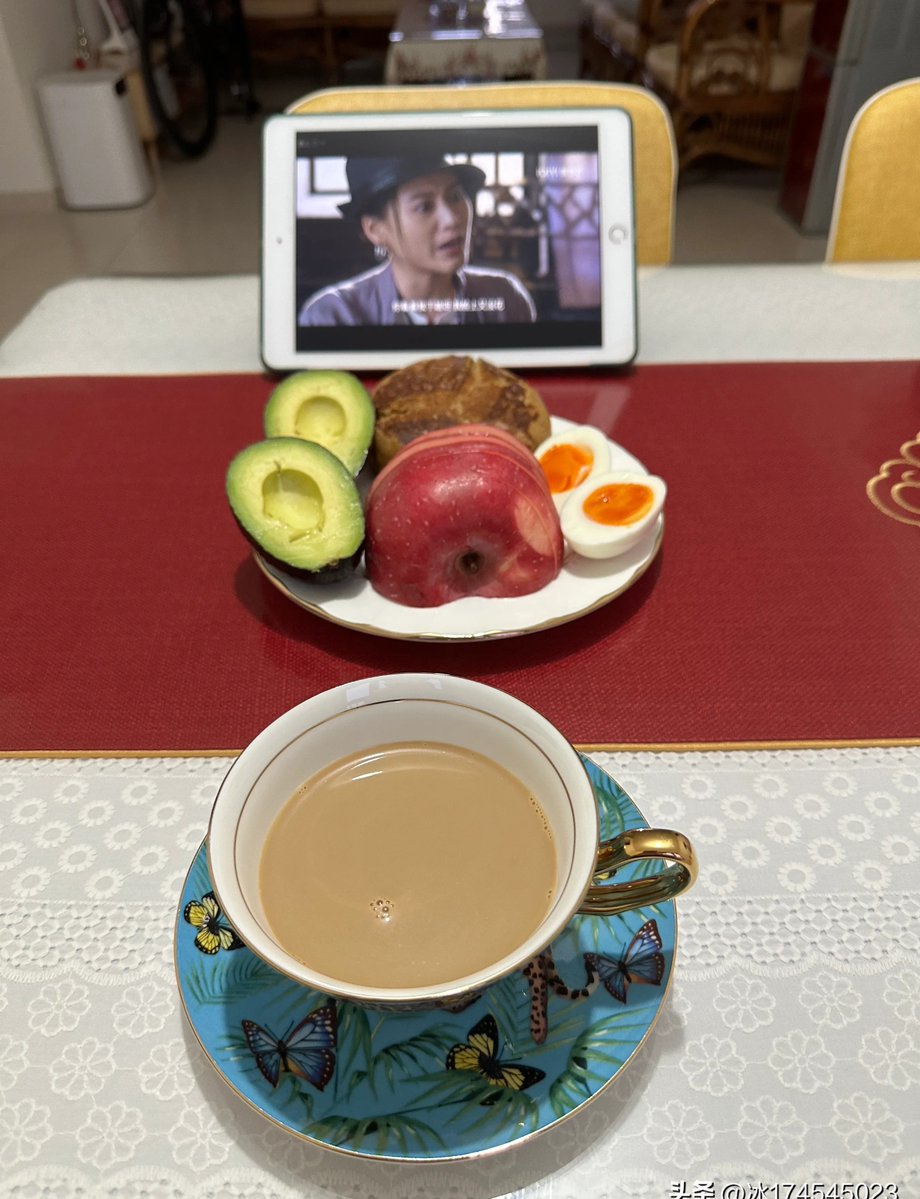 IsidroSieciz's tweet photo. [刚煎好的溏心蛋裹着浓稠番茄酱，配着脆吐司，咬一口是满足的早餐瞬间，今天也要好好吃饭呀] https://t.co/SvkZwWJEXl