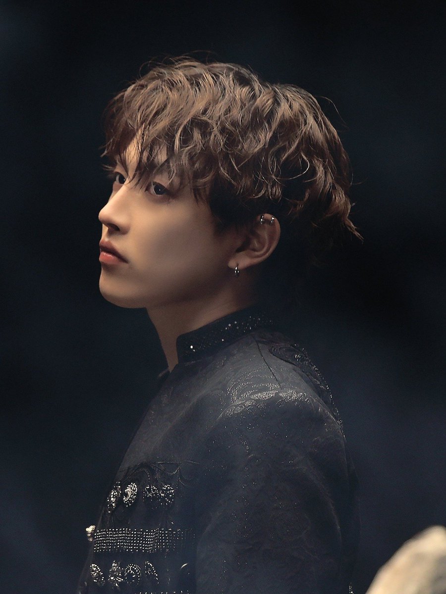 cutiefulhwc's tweet photo. Sh anxiously paced back and forth behind the long curtains that separated him from the big stage that had been installed for a royal event where he, JYh, SMg and JWy had been booked as the entertaining troupe. https://t.co/tnLiN4Lu3U