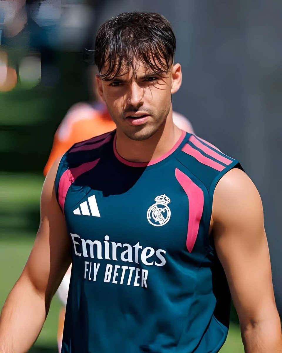 theMadridZone's tweet photo. 🚨 BREAKING: Jorge Mendes is looking for a club to buy RAÚL ASENCIO.

He could be Real Madrid's next sale. @jfelixdiaz https://t.co/TQIn4y48a0