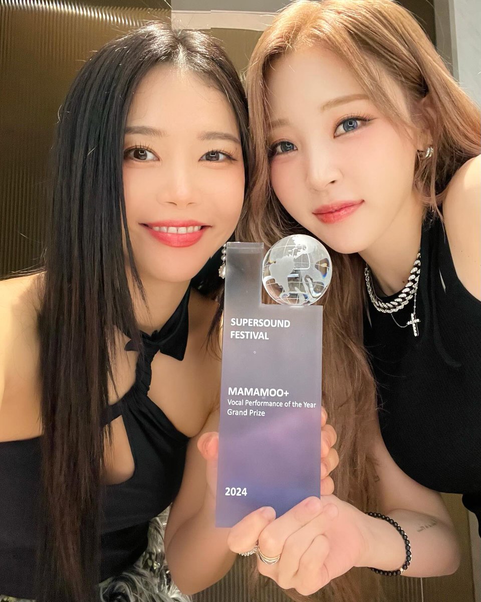 bubble_gum_soul's tweet photo. Before y’all forget history! 

MOONBYUL DAESANG: Best Host with Studio Moon Night (2022)
MAMAMOO+ DAESANG: Best Vocal Performance (2025) https://t.co/zgIBdESYY8