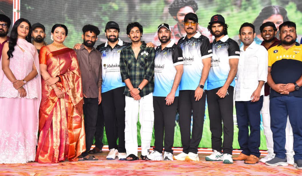 Pinkvillat24's tweet photo. A grand celebration at the #Anakapalli Trailer Launch

The trailer was unveiled by @ActorSrikanth #TarunKumar @imashwinbabu &amp; @isudheerbabu kickstarting an exciting journey❤️‍🔥

#AnakapalliTrailer 
https://t.co/ZZQpsNwOPo

@TrinadharaoNak1 #VikramSahidev #SandhyaVasishta #Indraja https://t.co/sHAPE9Yc6K