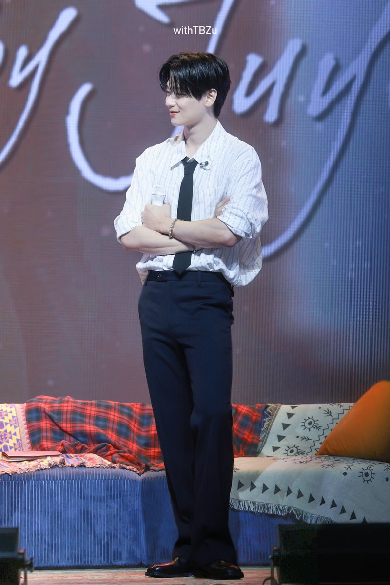 dailyljy's tweet photo. juyeon's long tall body… https://t.co/GabF1LAKSg